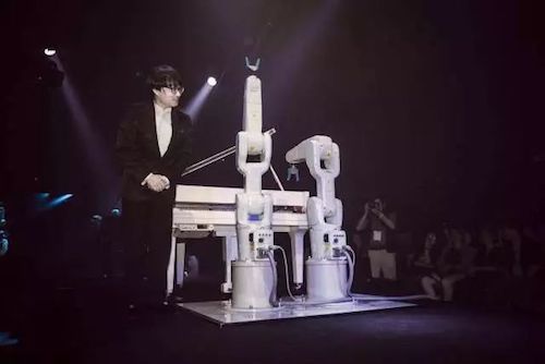 j9集团艺术家宋思衡携手机器人奏响“科技之音”