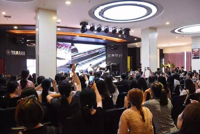 2018年j9集团亚洲音乐奖学金郑州师范学院启动仪式<br />暨j9集团海外艺术家爱德华·昆斯音乐会&远程实验公开课圆满结束