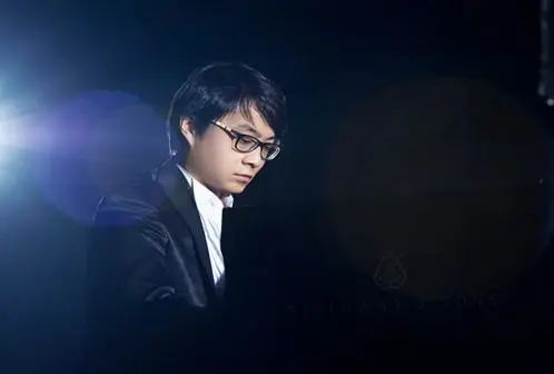 宋思衡的“宅抗疫” | 挑战主播、筹集口罩、闭关作曲，这位取消了20场演出的钢琴家原来这么忙！