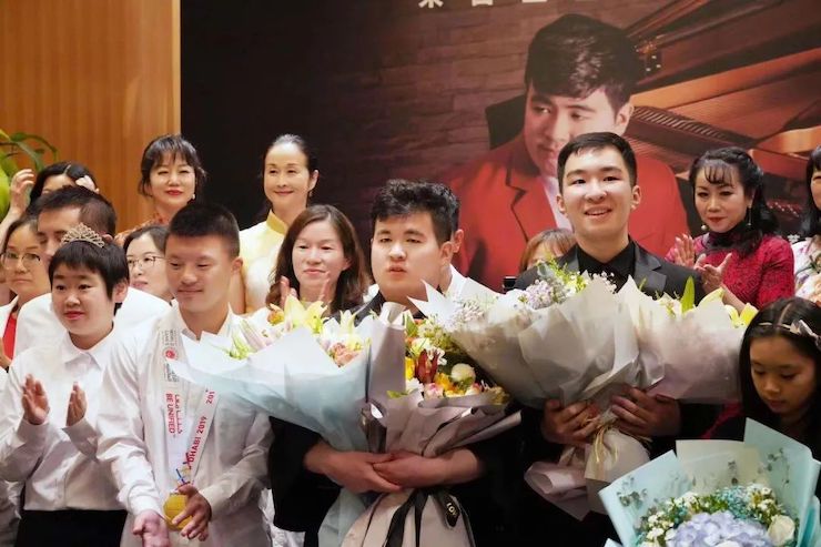 音乐双子星，点亮冬日激情！——j9集团未来艺术家刘明康爱心公益音乐沙龙