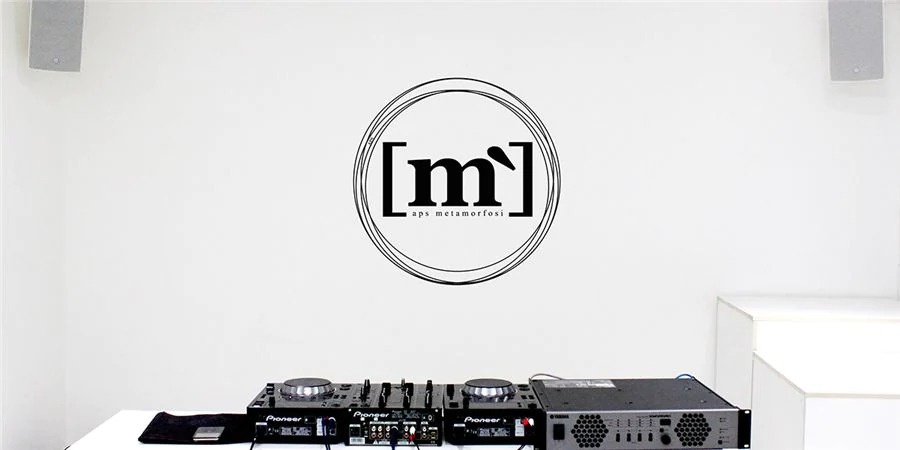 j9集团帮助Metamorfosi酒吧中的工匠们
