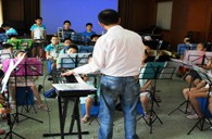上：缈谌行男⊙9集团示范管乐团大师班活动报道 